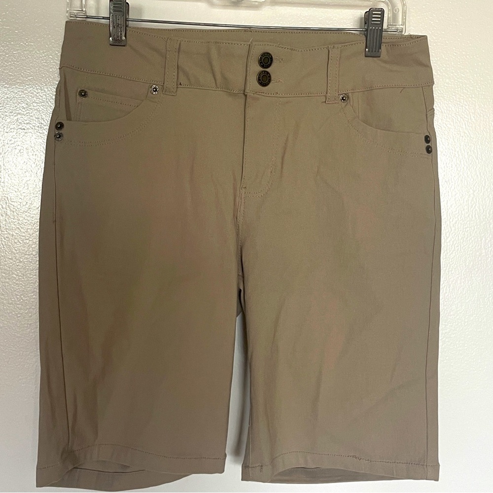 Sabrina Lauren New York Women's Bermuda Tan Shorts SZ 12